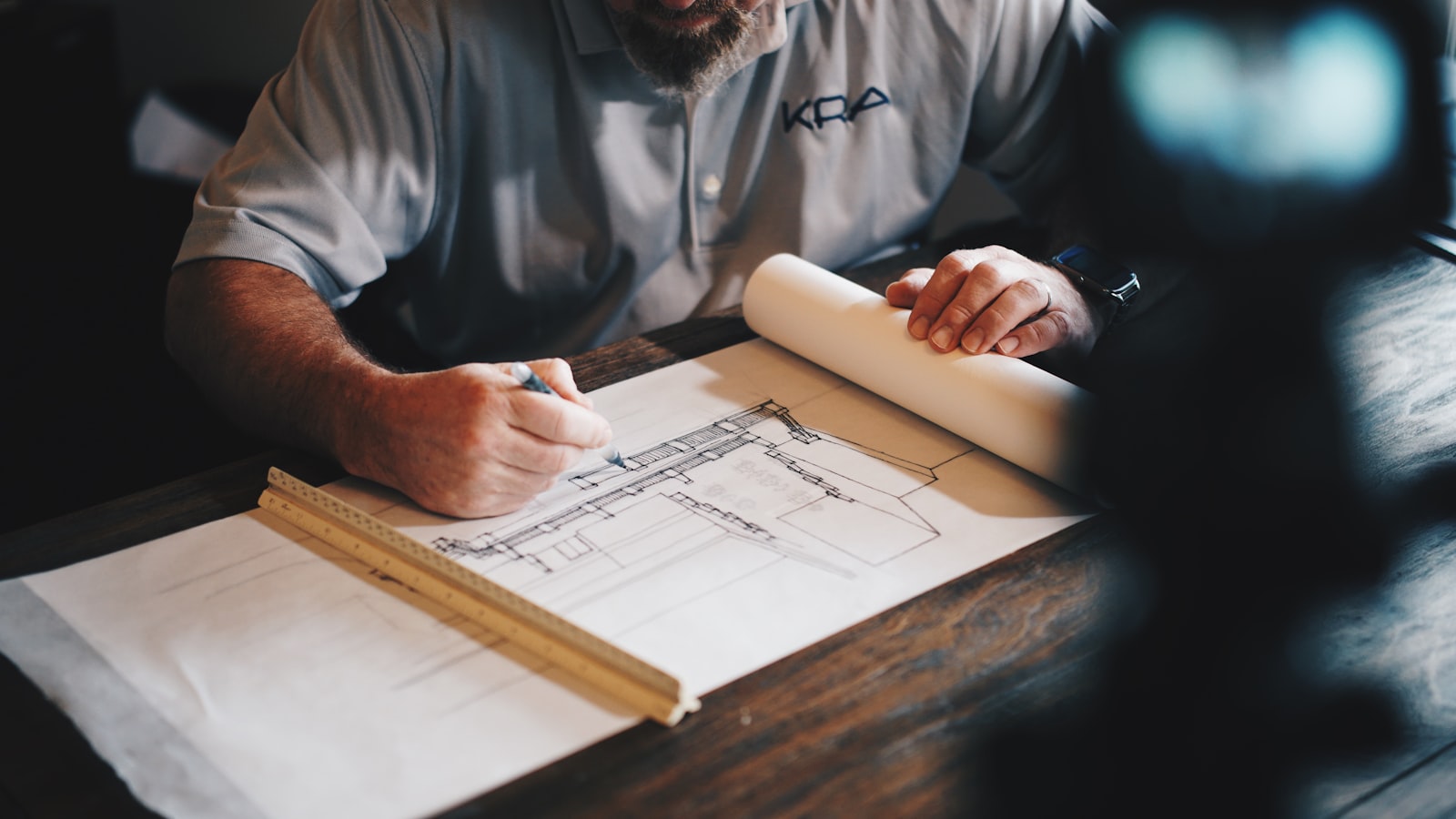 Architekturmodell und Skizzen auf dem Ateliertisch