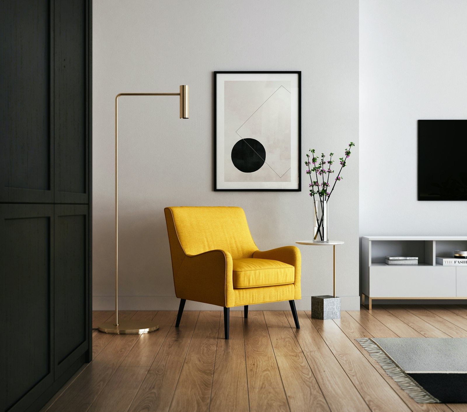 Helles Wohnzimmer mit cremefarbenem Sofa, Travertintisch und warmem Tageslicht